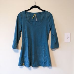 Lolë Yoga tunic with 3/4 sleeves and patch pockets, size S